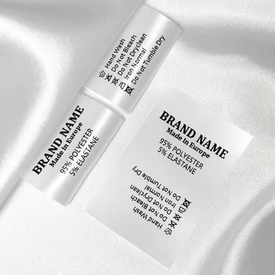 Buon prezzo Etichette di abbigliamento stampate in seta satinata Magliette tessute Collo Etichette di cura Etichette per abbigliamento in linea