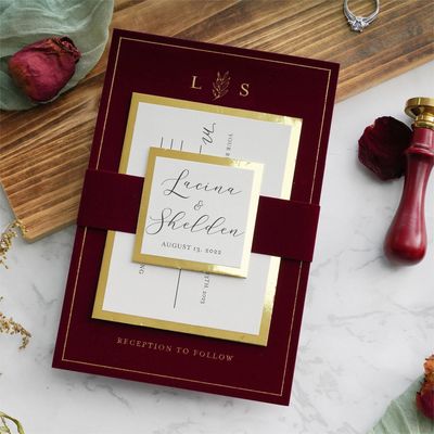 Buon prezzo Cartoline di invito al matrimonio Borgoña Velvet Envelope Gold Foil Print Velvet Wedding Invitation Cards in linea