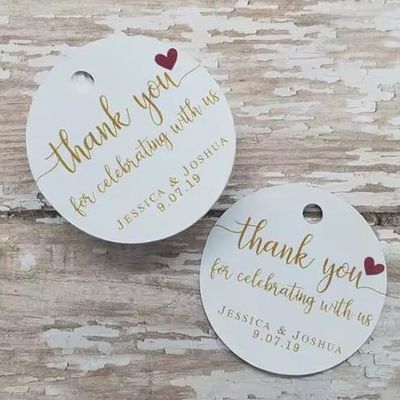 Buon prezzo Nuovo Disegno Embossed Hang Tag Regalo Speciale String Pvc Hangtag Etichette di abbigliamento in linea